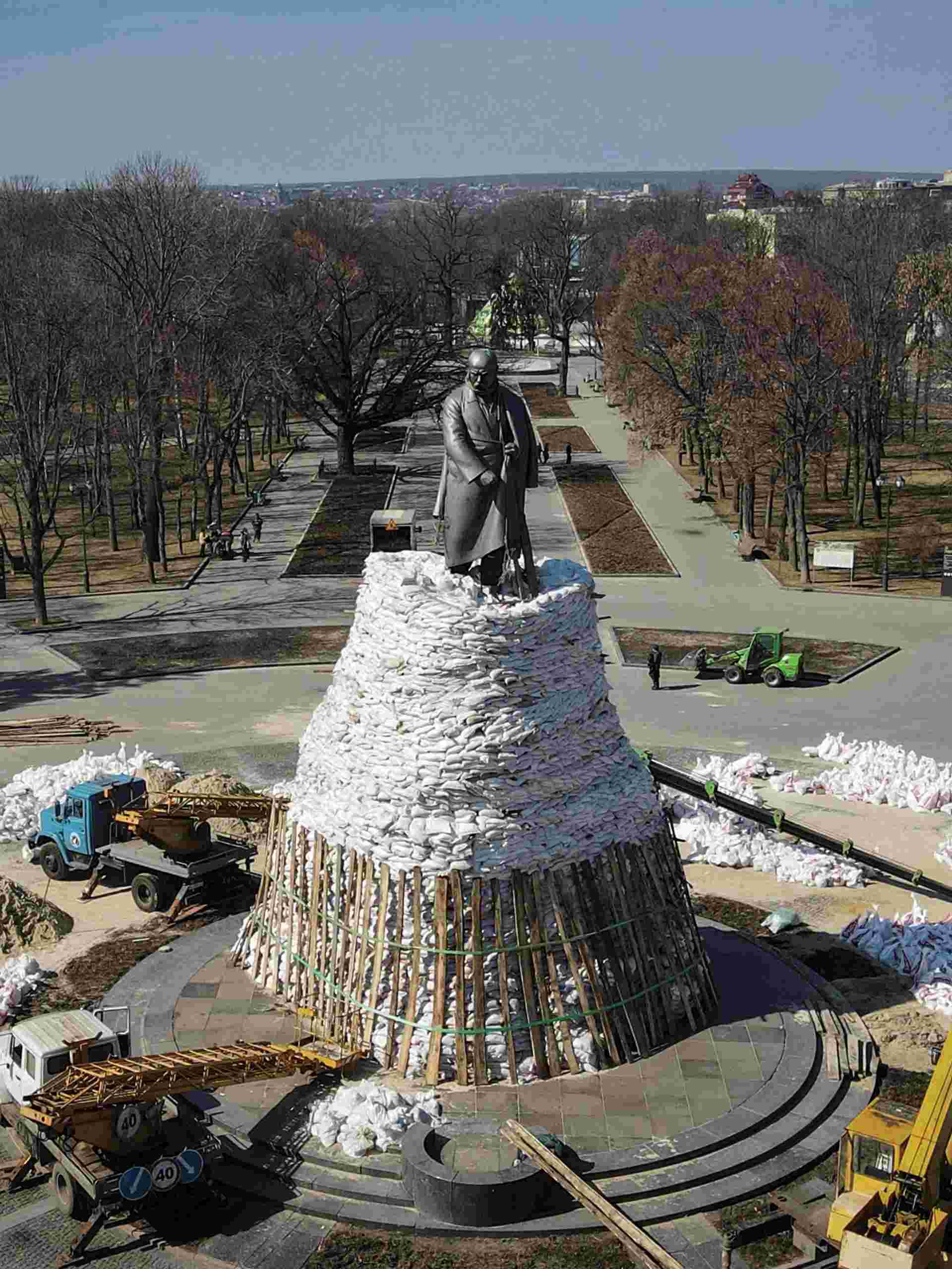 L’art et sa survie - russian-monument-protected-sandbags