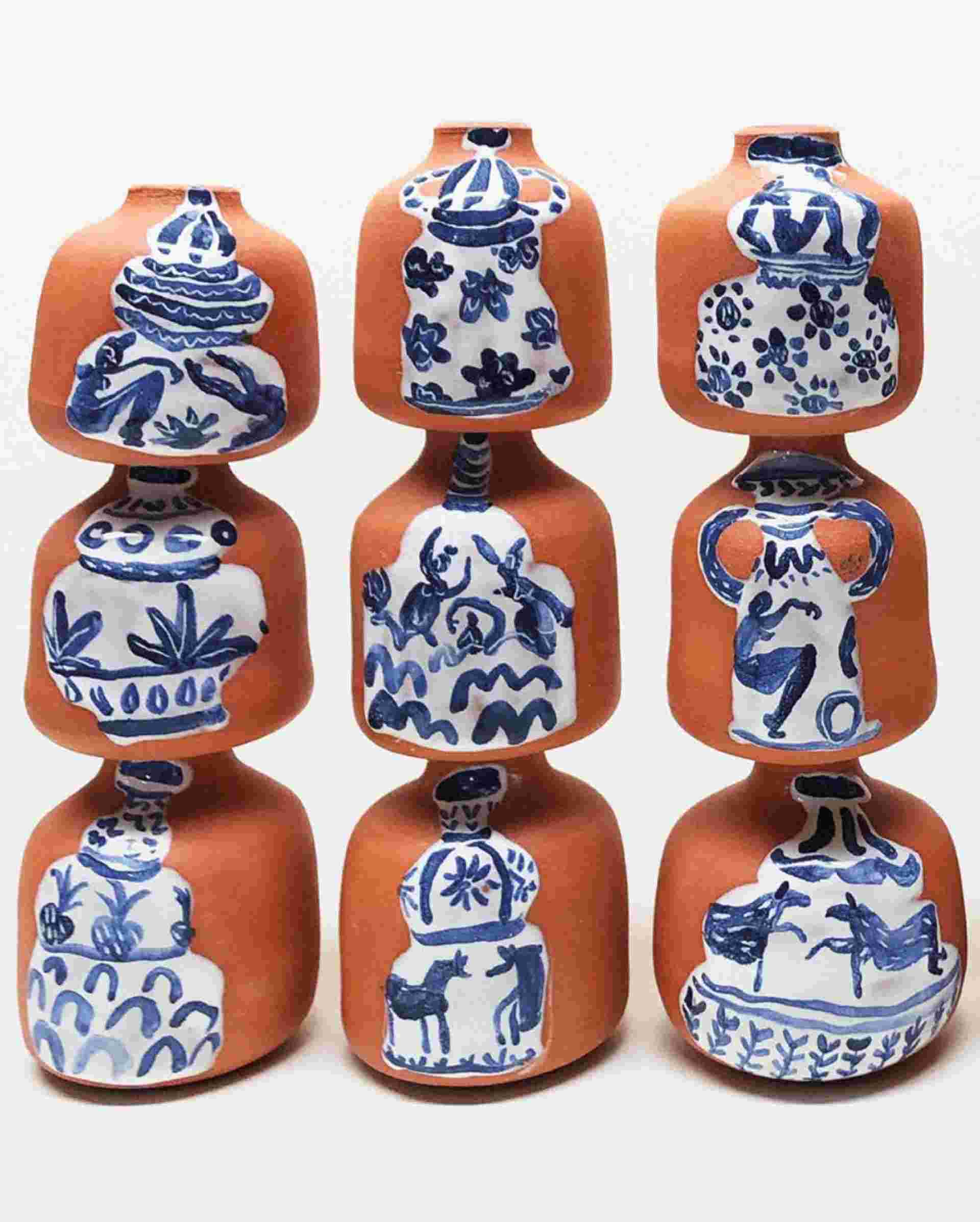 Maggie Boyd : poterie en série - pottery-with-blue-paintings-on-them-