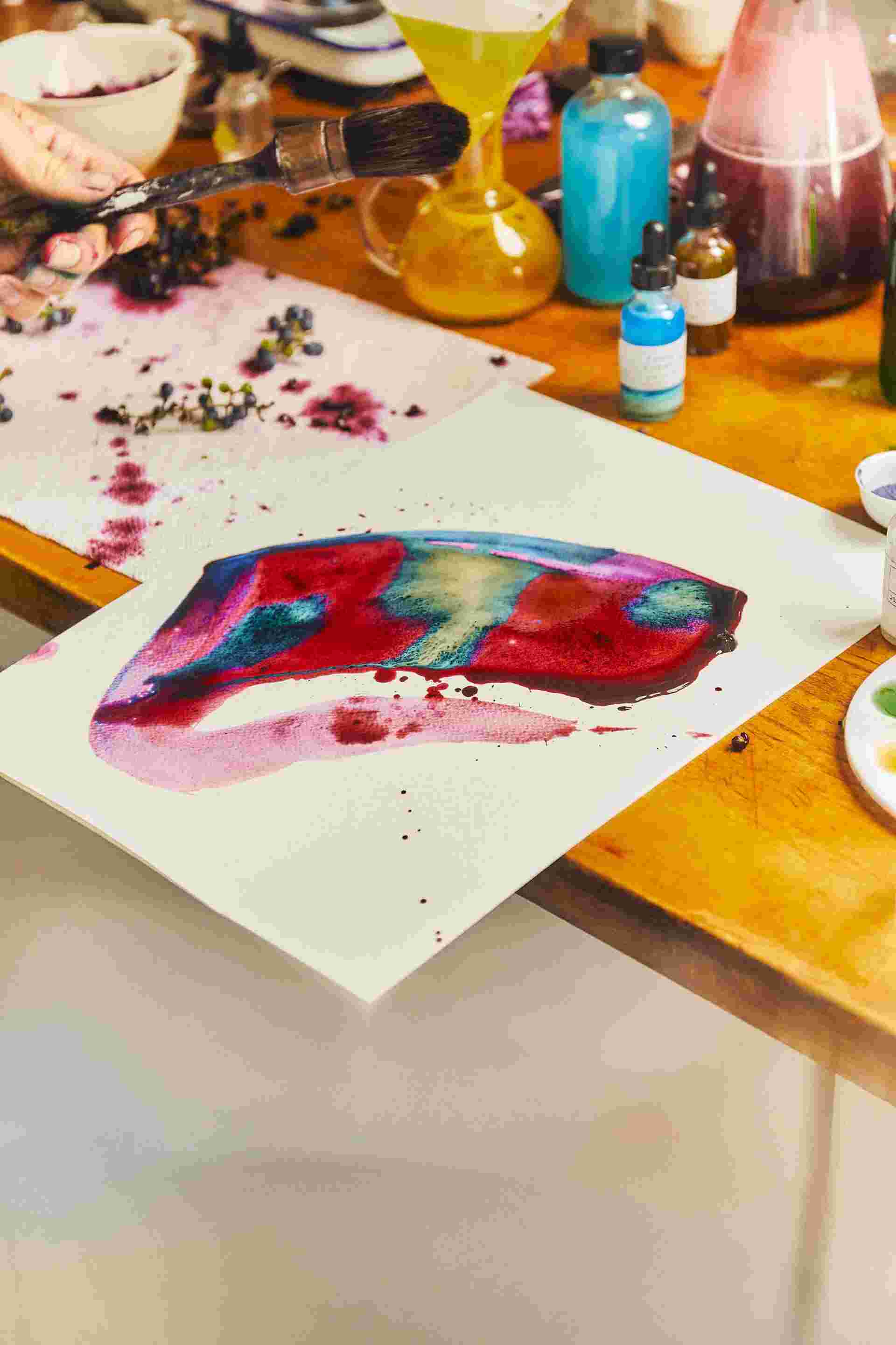 Le faiseur d’encre - 3_Jason-Logan-experimenting-with-ink-colours