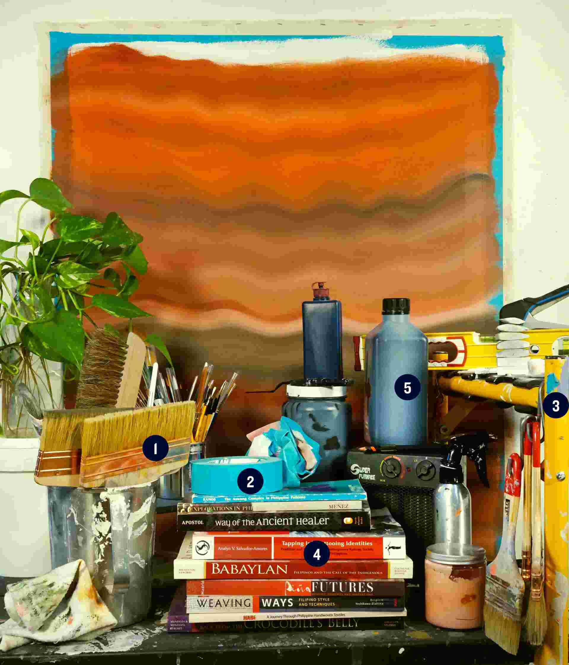 Traits distinctifs - FeatureImage_Photo-with-painting-related-items-and-books