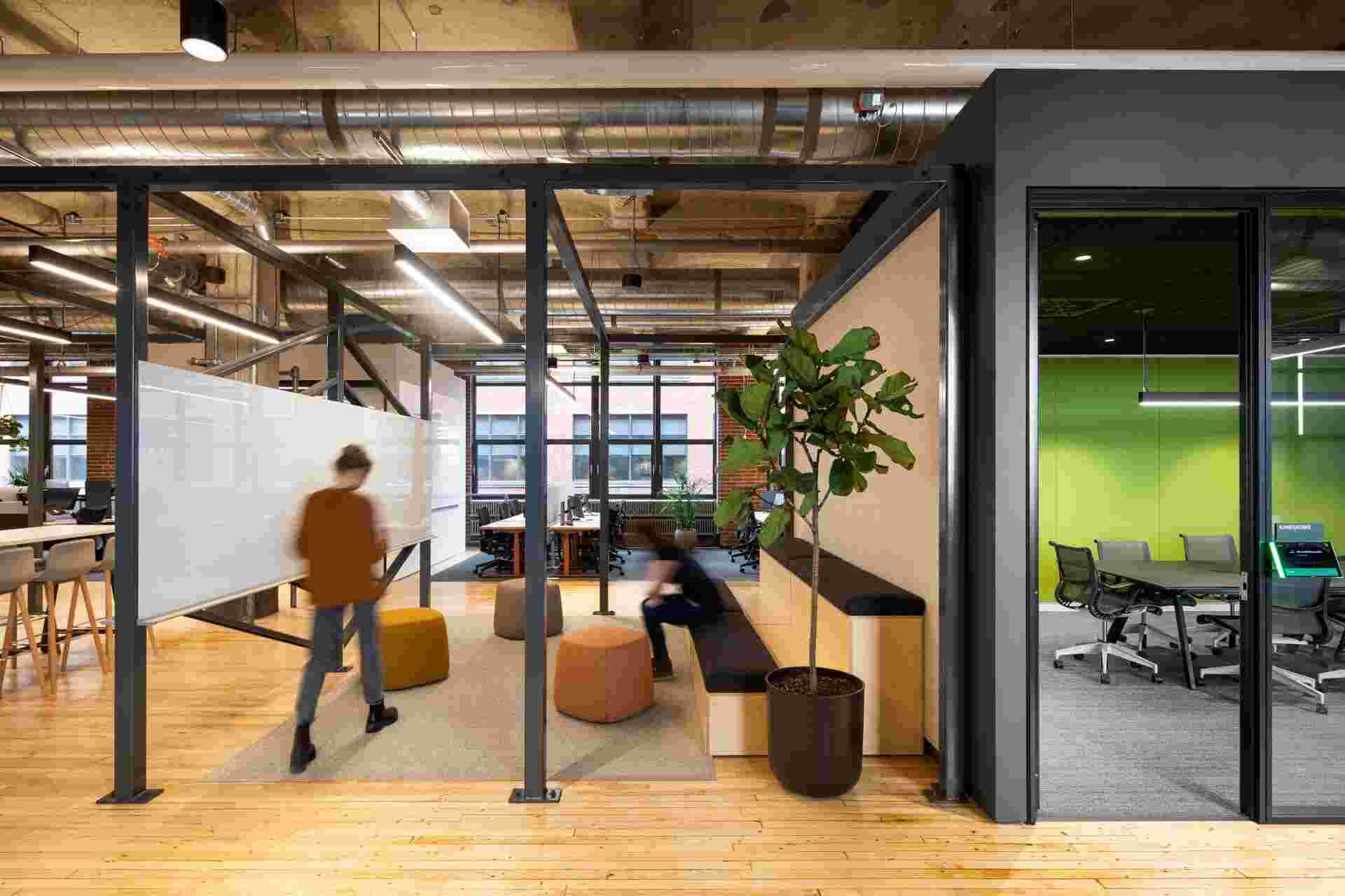 Jeux et réalité - 3_An-office-with-open-space-and-a-meeting-room-visible