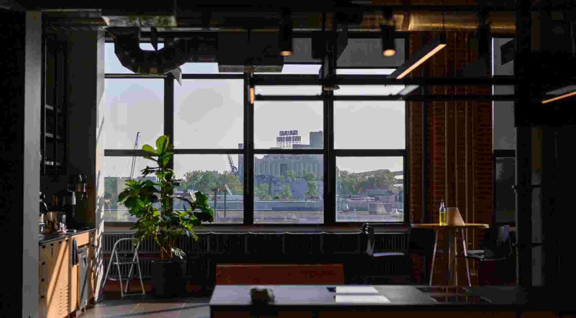 Jeux et réalité - 4_A-room-filled-with-natural-light-and-views-of-the-monumental-Farine-Five-Roses-neon-sign