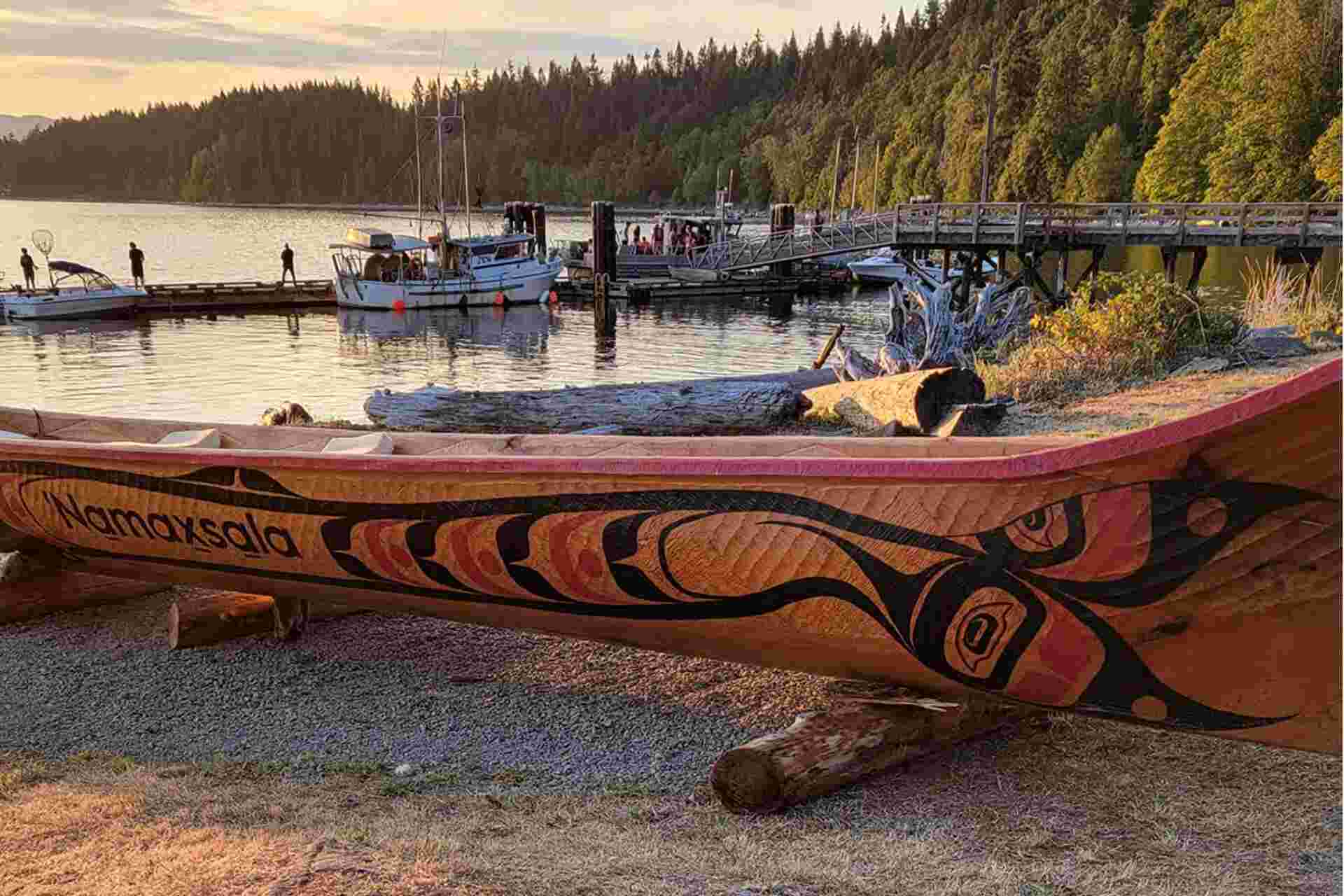 Na̱max̱sa̱la signé trois maîtres sculpteurs - canoe-namaxsala-cedar