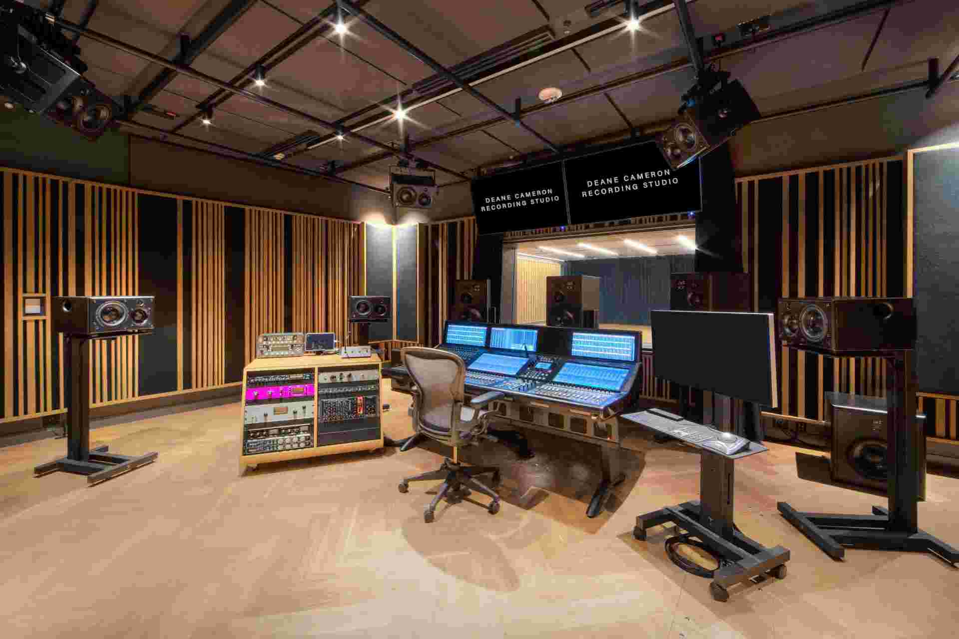 Bande-son - 34-Recording-studio-mixing-console-and-monitors