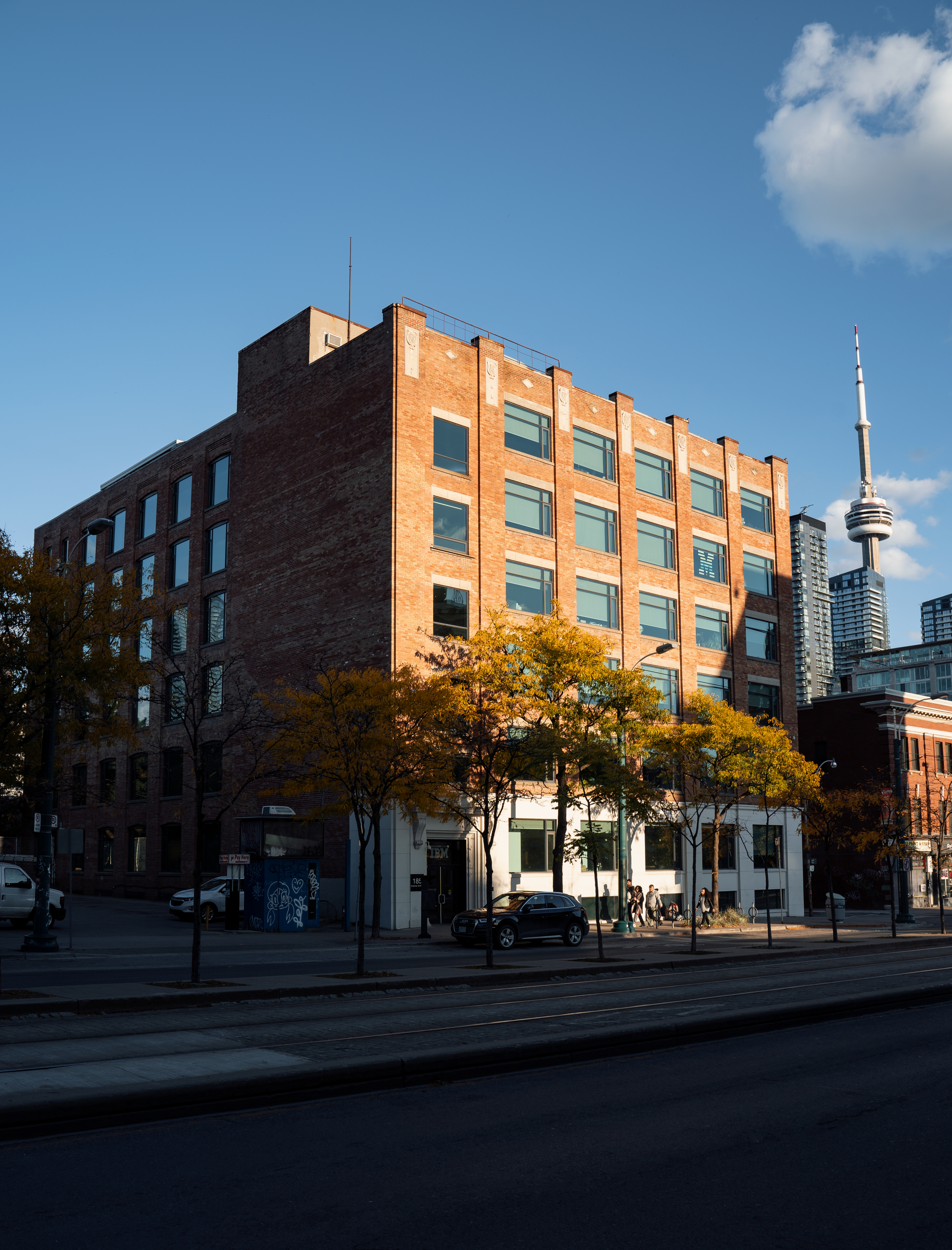 185 Spadina, Toronto- exterior building photo/photo de l'extérieur de l'immeuble